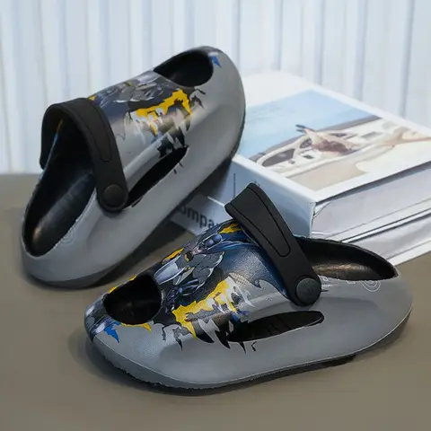 BeastKingdom Batman Superman Moderiktiga Tåtofflor Mjuka och Andningsbara Sandaler för Grundskola och Mellanstadieelever 10 best sales Batman-skor - №3