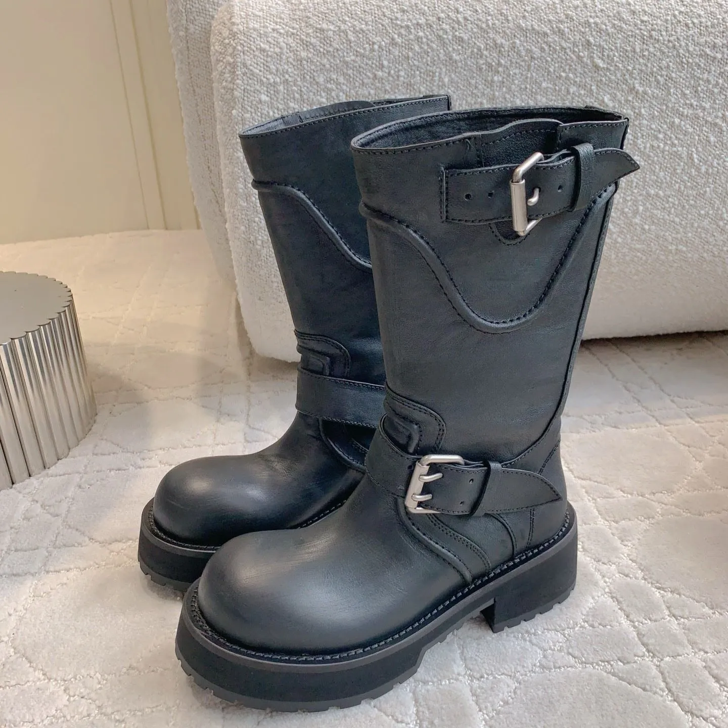 أحذية نسائية قصيرة بتصميم قابل للطي وإبزيم معدني من جلد البقر العلوي/البطانة، نعل خارجي مصبوب ملابس الشارع/تي شيرت/سراويل العمل