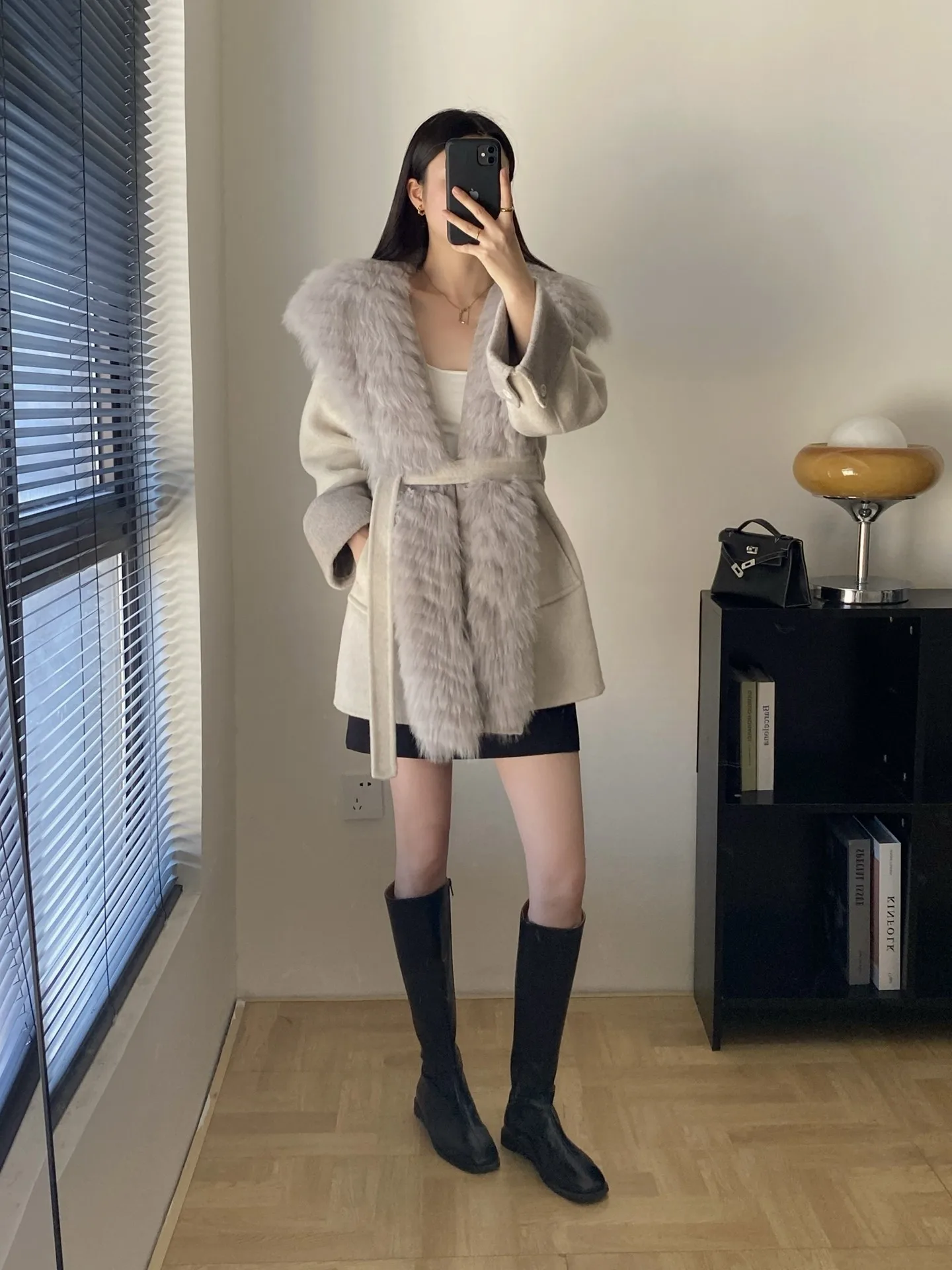 Il nuovo soprabito di lana double face di media lunghezza con cappuccio sul davanti e pelliccia di volpe di Jiuwei Family per l'autunno e l'inverno