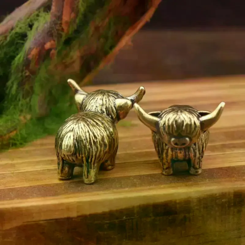 Mini Retro Brass Wall Highland Cattle Sculpture Hand Toy Gift Keychain Ornament Home Office Desk Decorative Ornament