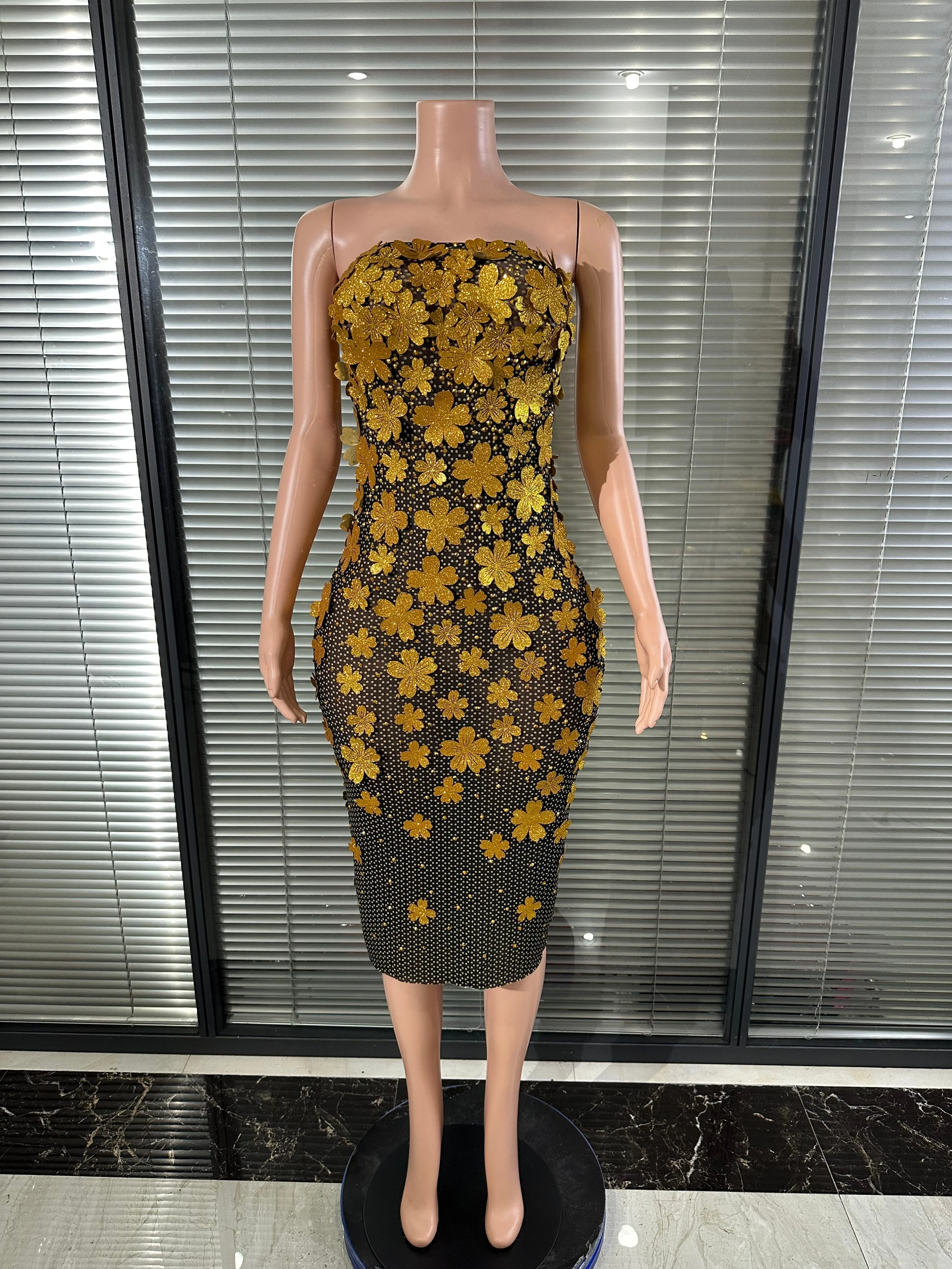 

Glamorous Silver Red Gold Strapless Sparkly Midi Dress Women Sexy 3D Floral Glitter Applique Nightclub Evening Party Outfit