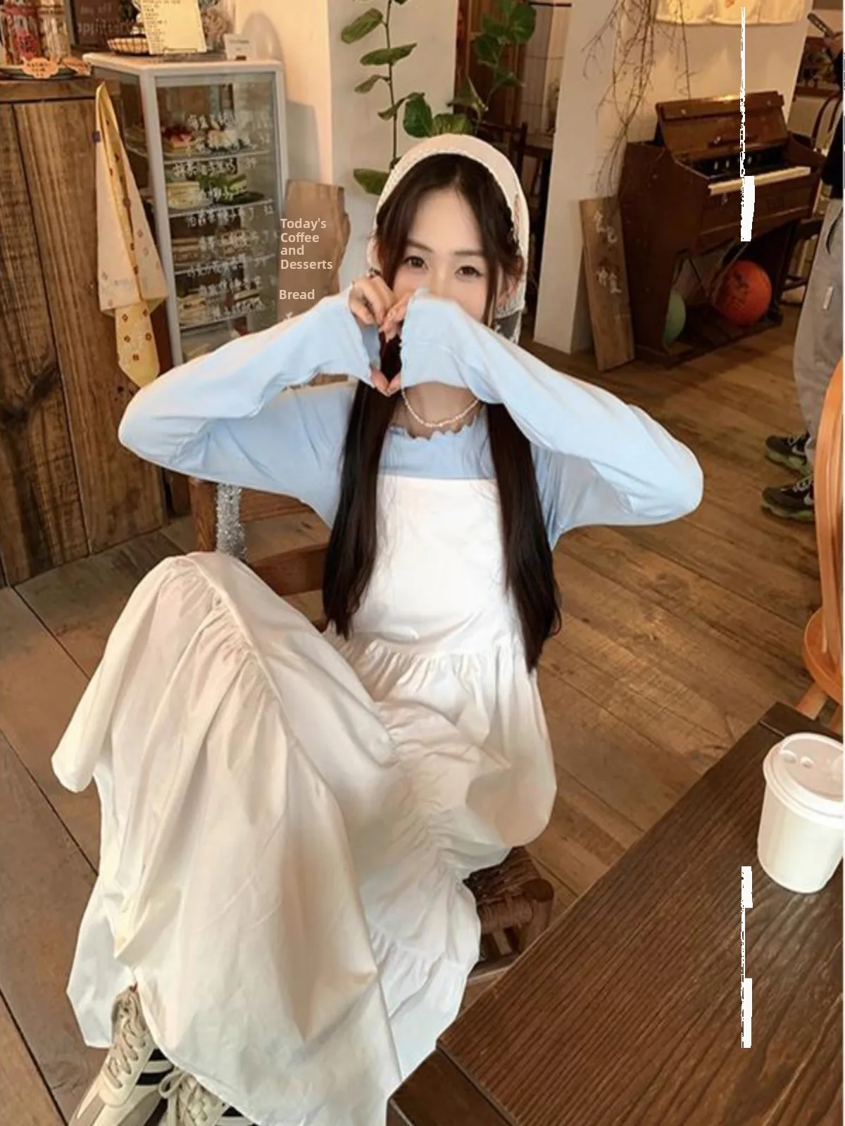 

Комплект: белое платье на бретельках с синей кружевной отделкой и базовая блузка. Женский весенний элитный длинный модный костюм-двойка из полиэстера.