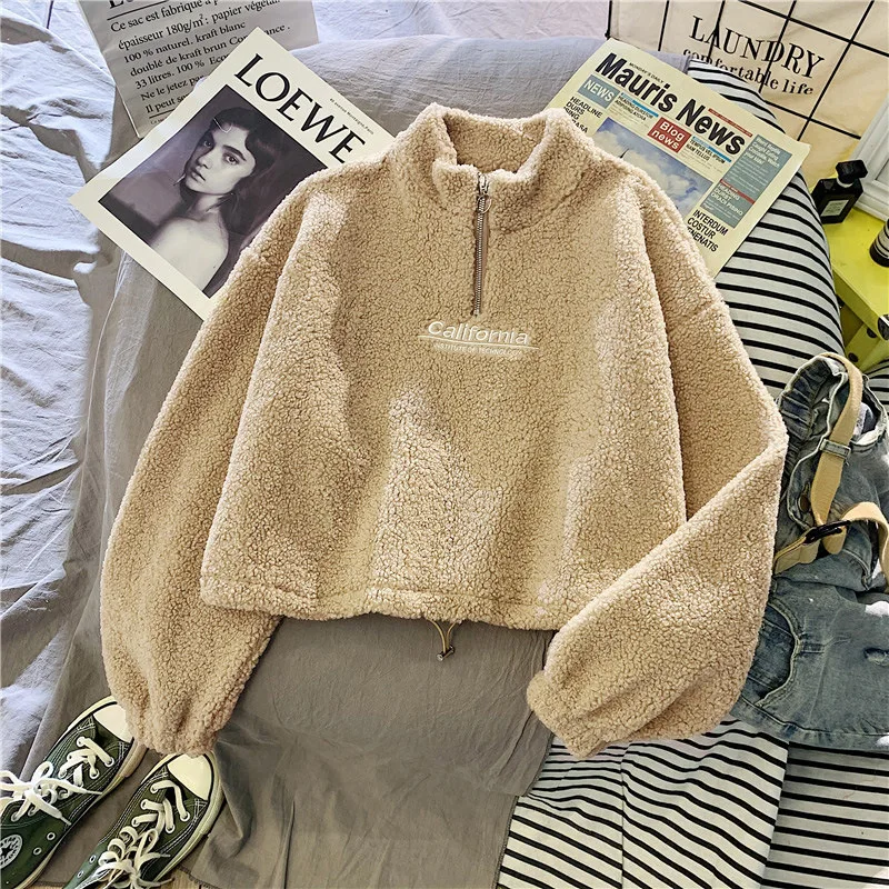 Damen-Sweatshirt mit Stehkragen, Fleece-Futter, dick, aus Lammwolle, kurz geschnitten, für Herbst und Winter, flauschig, locker geschnitten, langärmelig, mit Schriftzug, lässiger Pullover – Detail 7