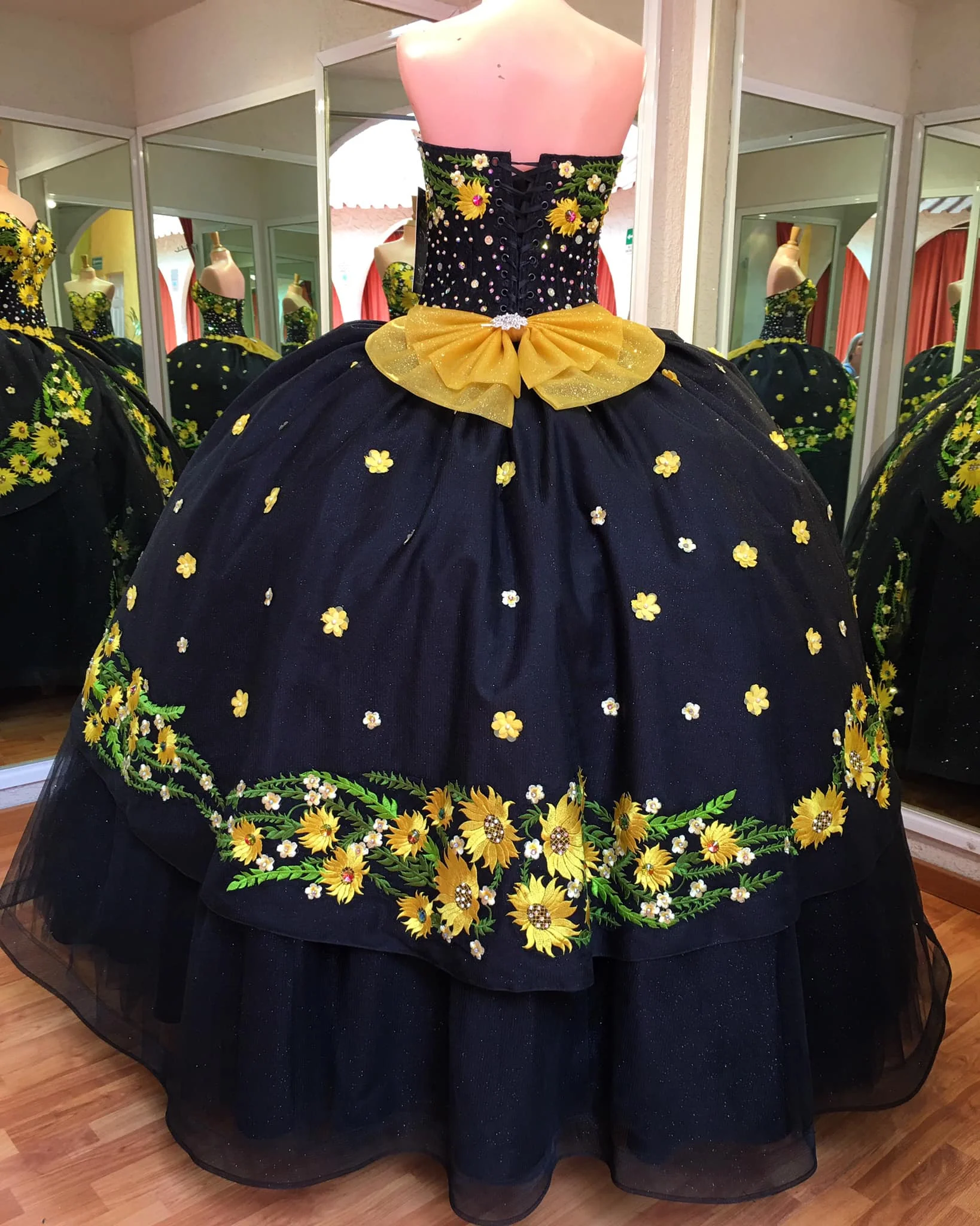 Tournesol Floral Robe de Quinceanera 2023 Dentelle Paillettes robe de Bal Charro Mexicain 16 ans Fille Robe robe de 15 ans et Coing Noir