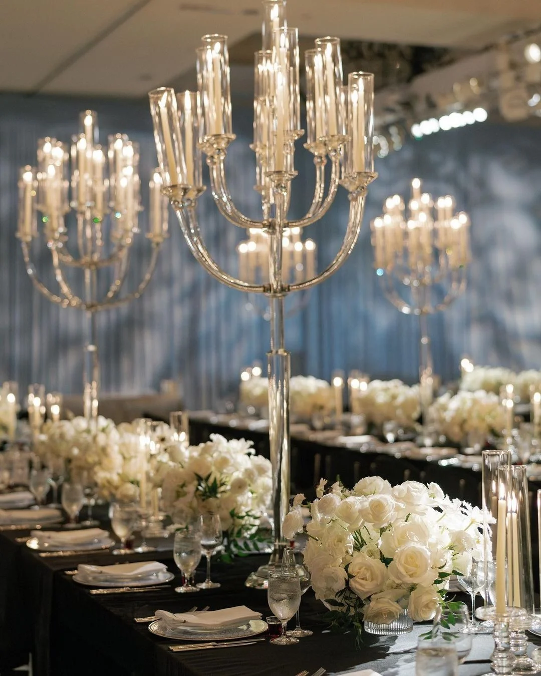 Producción al por mayor de centros de mesa de decoración de boda de 13 brazos, soportes de candelabros de cristal grandes en China