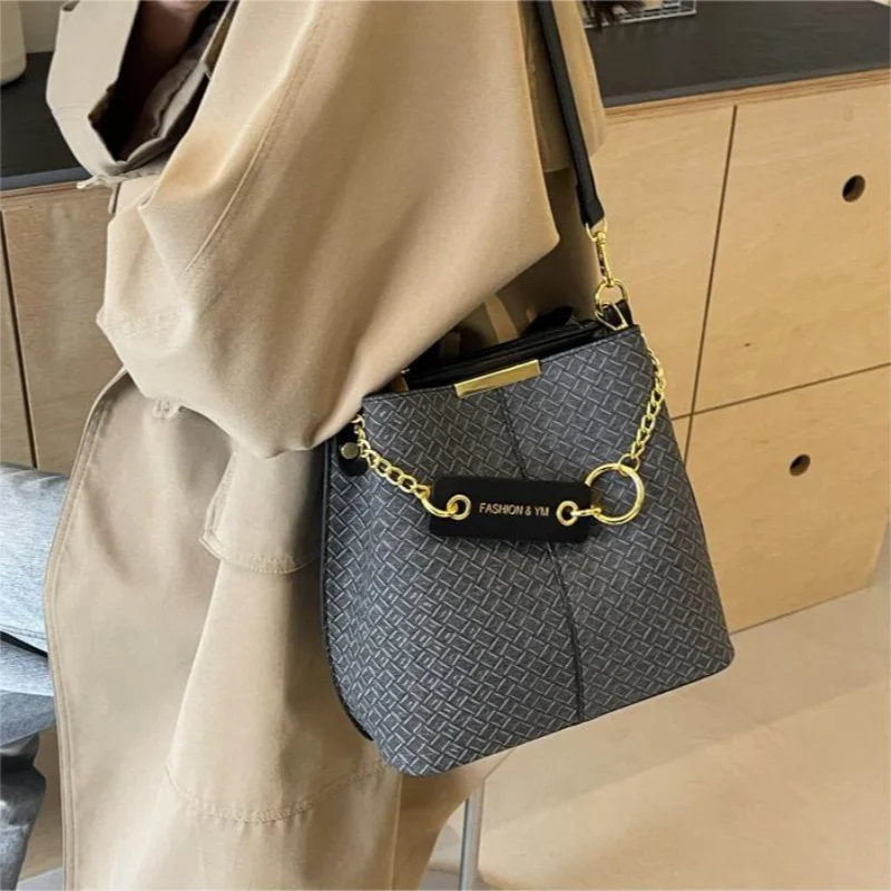 Borsa Versatile Casual semplice in stile coreano per le donne borsa a secchiello tessuta di nuova moda borsa a tracolla popolare di nicchia di