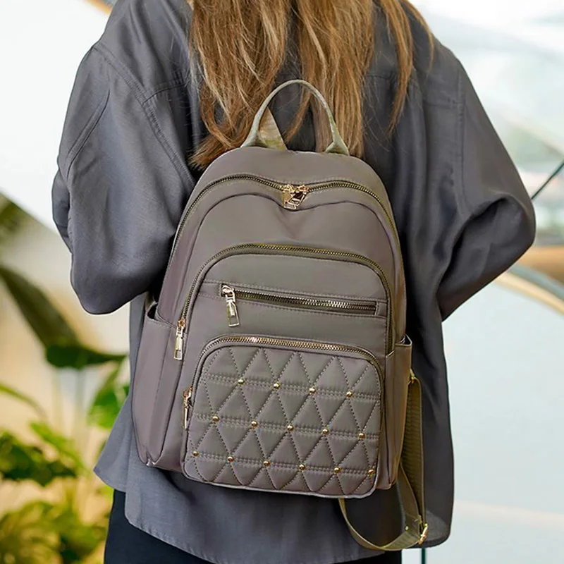 حقائب الظهر المحايدة للنساء والرجال مناسبة للاستخدام اليومي والرحلات المدرسية. حقائب ظهر مزدوجة الكتف.