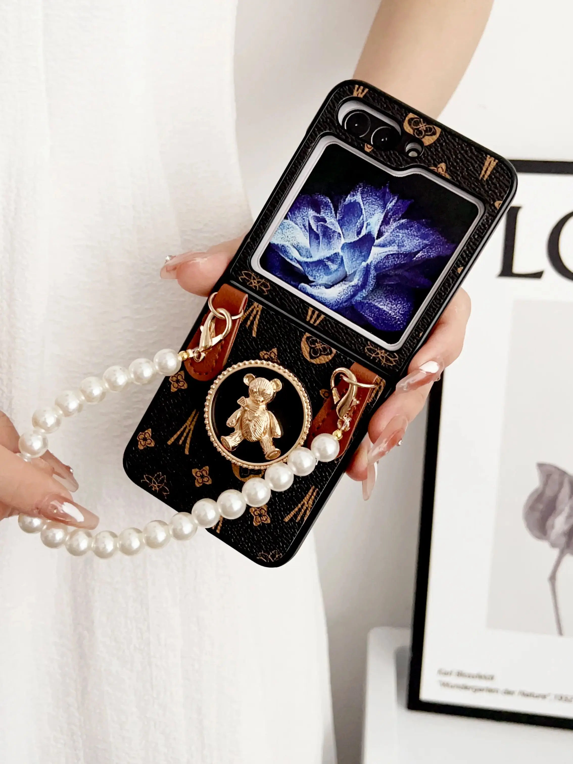 Luxus Retro Muster Telefon Kleiner Bär Fall Für Samsung Galaxy Z Flip 6 5 4 3 5G stoßfest Kette Armband Zurück Frauen Abdeckung