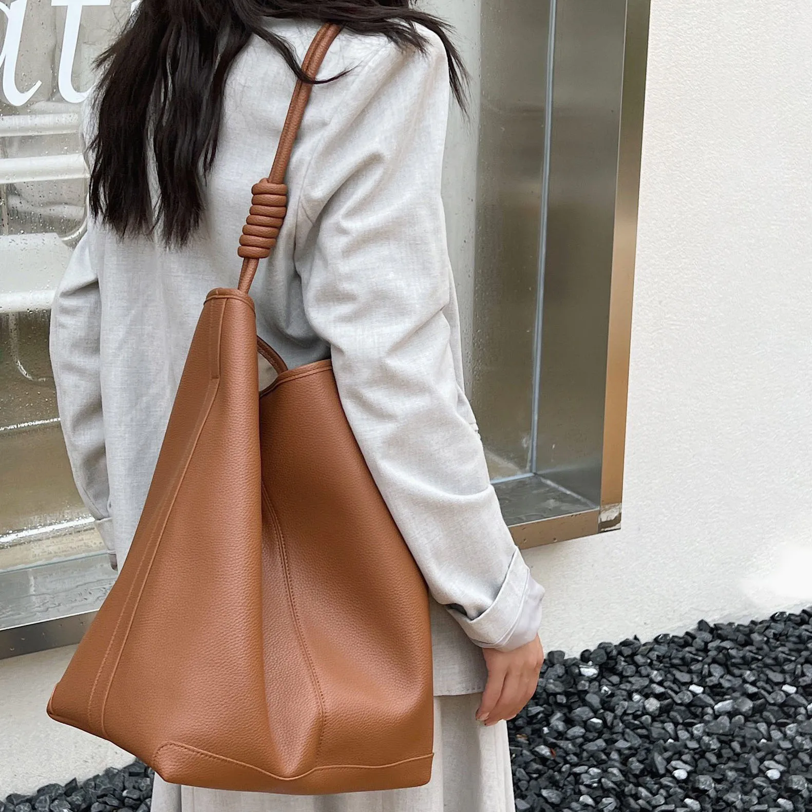 

Cowhide oversize bucket bag 2025 new luxury soft leather large capacity underarm bag for women commuting one-shoulder tote bag