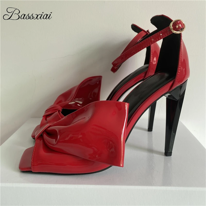 

Уникальные современные сандалии на шпильке, женские роскошные вечерние туфли из лакированной кожи с большим бантом, лето 2025