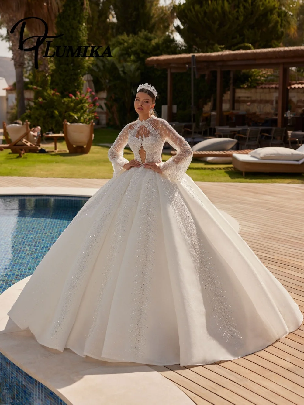 

Romantic Long-Sleeved Wedding Dress Sexy Cut-Out Bridal Gown Fashion Beaded Applique Floor-Length Wedding Gown Customized