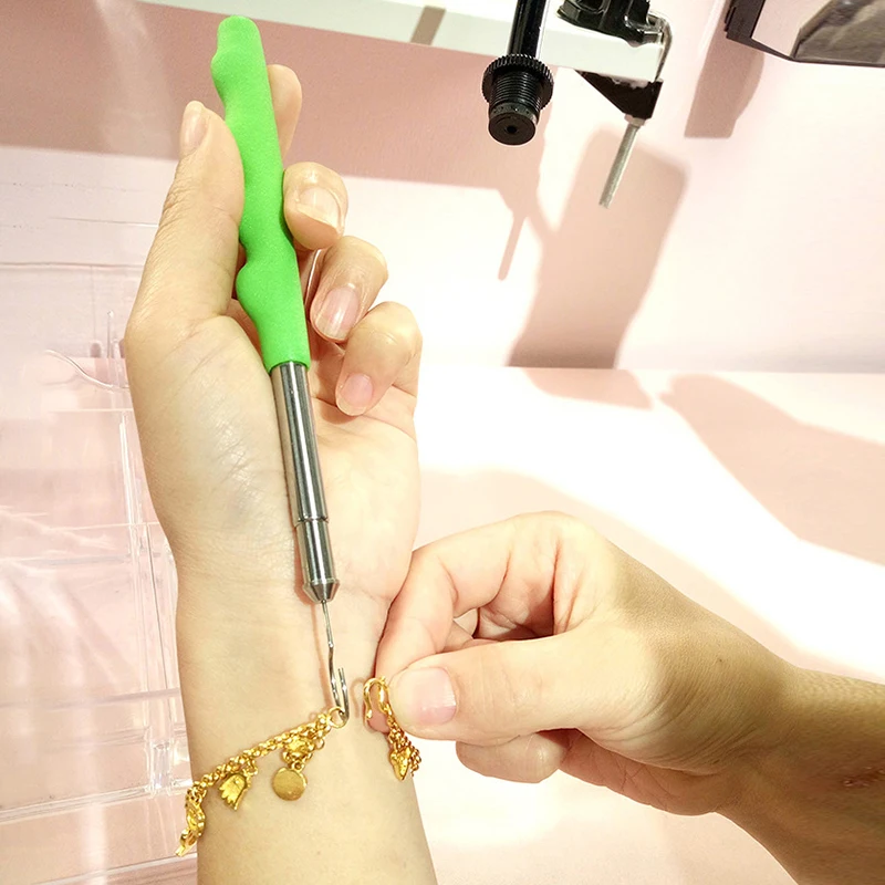 خطاف أدوات مساعدة لسوار معدني محمول ، أداة ارتداء مجوهرات سهلة ، مساعدة في المعونات ، تثبيت الأصدقاء ، 1 روض