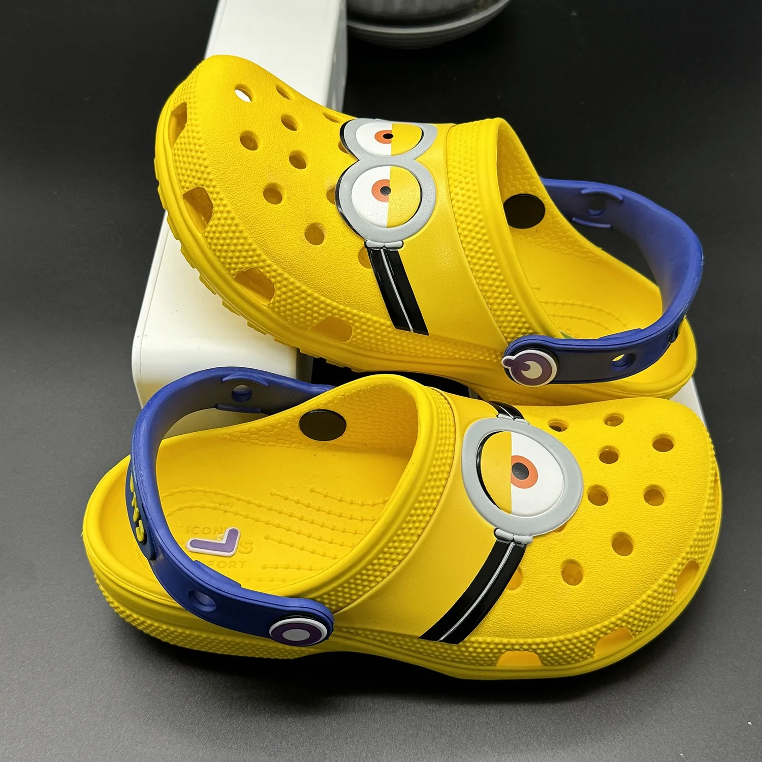 Minions Cartoon Hole Clogs Lightweight Eva Beach Sandals Non Slip Garden Slippers Adjustable Back Strap Summer Outdoor Shoes