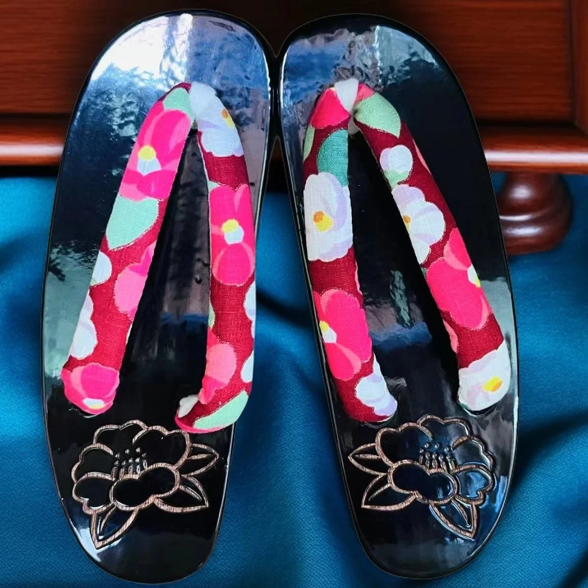 Japan Style Women's Carved Geta Sandals Traditional Redwood Yukata & Kimono Shoes with Flower Design Summer Flipflops