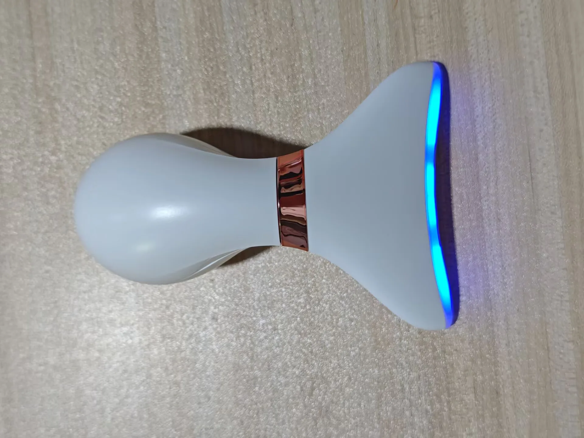 

Профессиональный массажер для подтяжки кожи с технологией EMS и светодиодной светотерапией для молодежного сияния