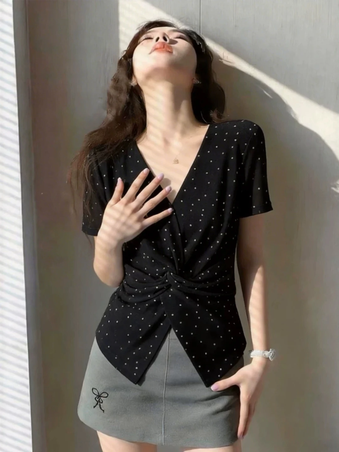 

plus Size Women's Black Polka Dot V-Neck Short Sleeve T-Shirt Summer Fashionable Belly Covering Side Slit Top Korean Style