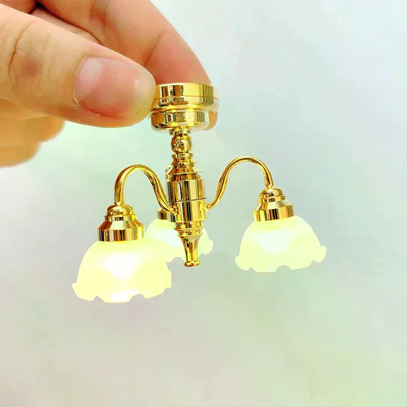 1:12 دمية مصغرة LED الذهبي مصباح السقف الثريا إضاءة المنزل نموذج الأثاث ديكور لعبة بيت الدمية الملحقات