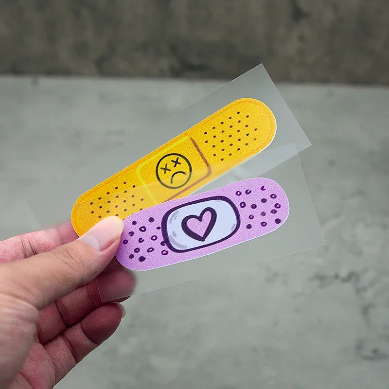 1PC「ハートと絵文字付き包帯」車オートバイデカール、ユニークなデザインのステッカー、自動車オートバイの外装スタイルとパーソナライゼーション用