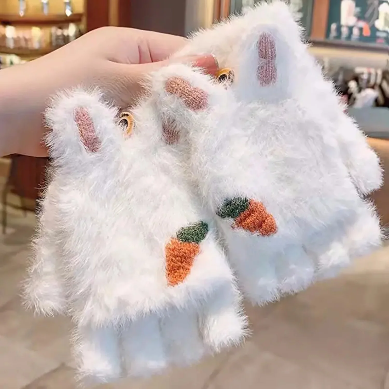 Guanti di coniglio di peluche bianchi