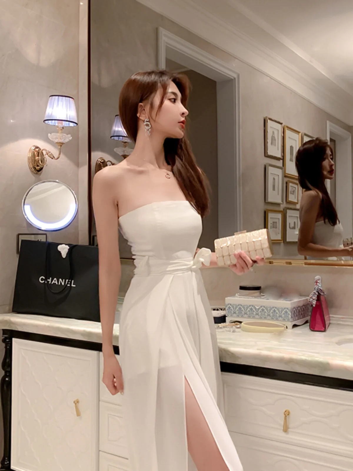 ชุดว่ายน้ำวันพีซสีขาวแบบสายเดี่ยวสำหรับผู้หญิง เซ็กซี่ สายเดี่ยวผูกเอว กางเกงขายาวเอวสูง แฟชั่นใหม่ 2024