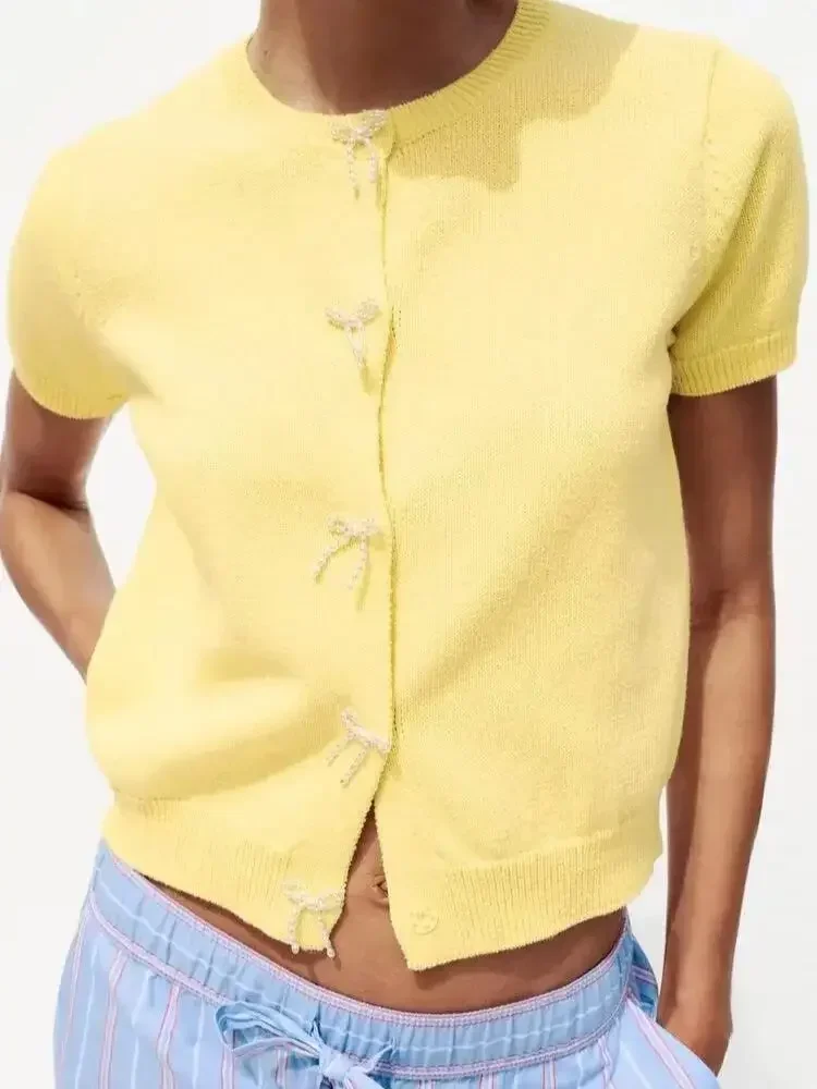 

2025 женская мода с круглым вырезом, коротким рукавом, жемчугом, бисером, бантом, пуговицами, вязаный свитер, женский шикарный кардиган, пальто, шикарные топы