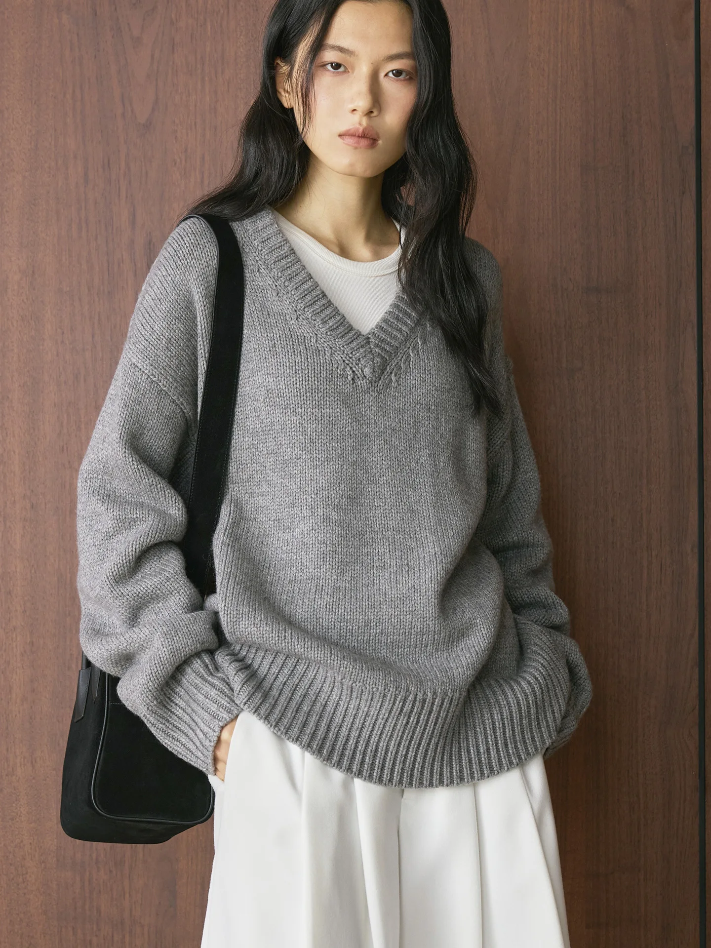 

Winter new French minimalist lazy wool V-neck sweater with loose silhouette and thick temperament top for women