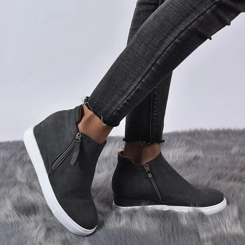 Nuove scarpe vulcanizzate da donna Scarpe sportive casual con zeppa con cerniera laterale alla moda Punta tonda Tacco medio Aumento interno Scarpe