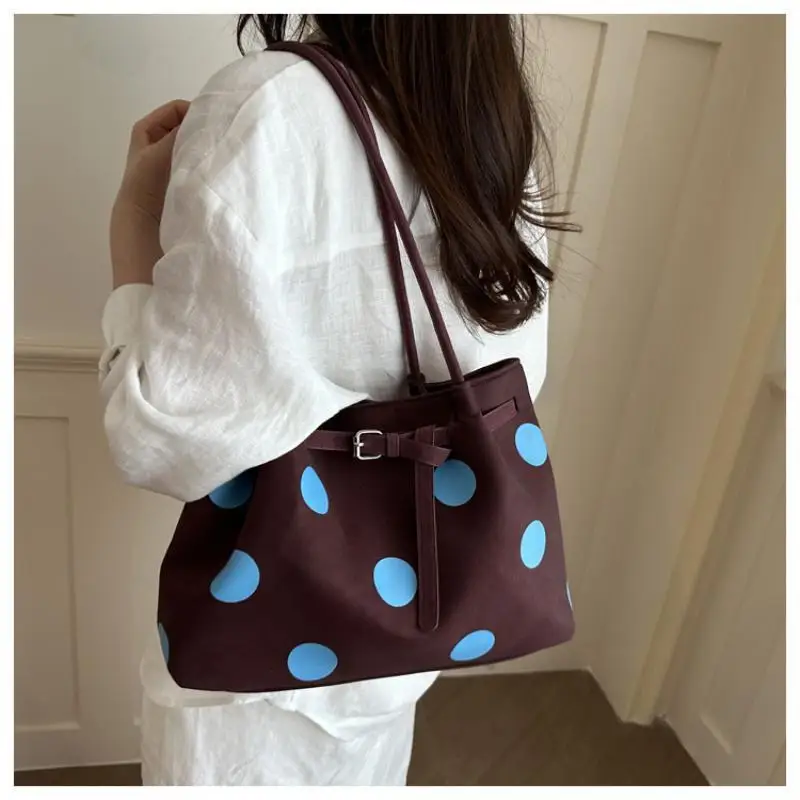 Gepunktete Schultertasche mit großer Kapazität und Schnallendesign für den täglichen Arbeitsweg und Einkauf. – Detail 15