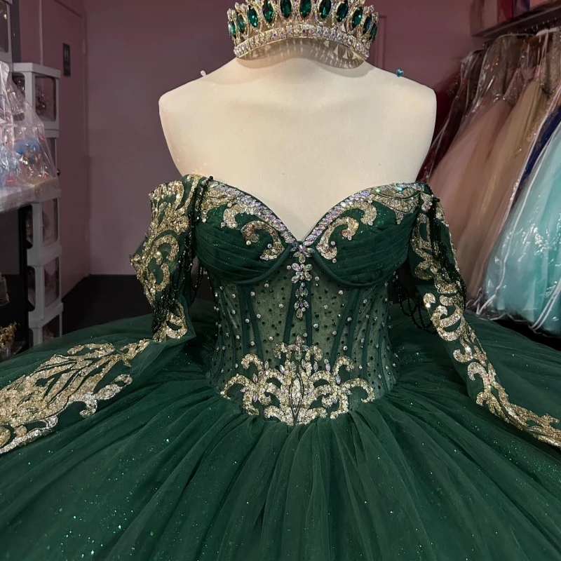 ชุดเดรสงาน Quinceanera สีดำเขียวเงา แบบเปิดไหล่ ประดับลูกปัดและลูกไม้สีทอง ผ้าทูลล์ สำหรับงานปาร์ตี้วันเกิด ฉลองอายุ 16 ปี