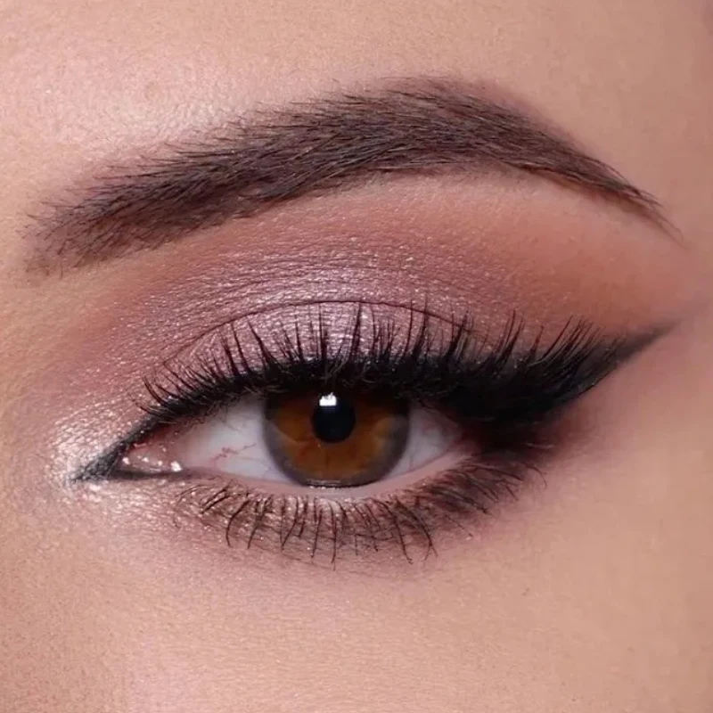 วอเตอร์-เจล อายแชโดว์ สติ๊ก เป็นอายแชโดว์แบบแท่งที่ใช้แต้มเพียงครั้งเดียว ให้ความเงางามแบบประกายมุก มีให้เลือกหลากหลายสี