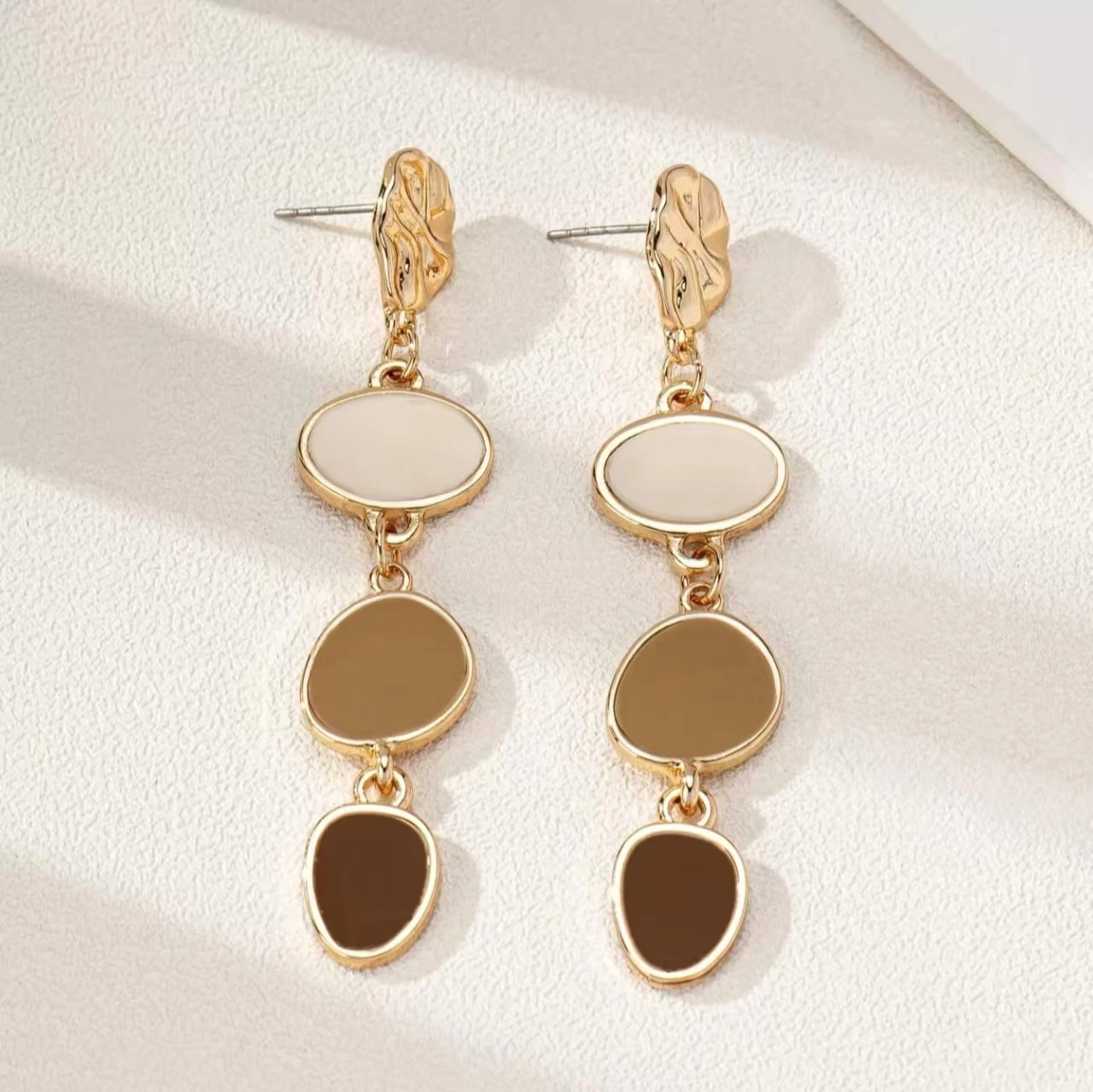 A Pair of Trendy Casual Fashion Oil-Drip Elegant and Versatile Women's Earrings image 3