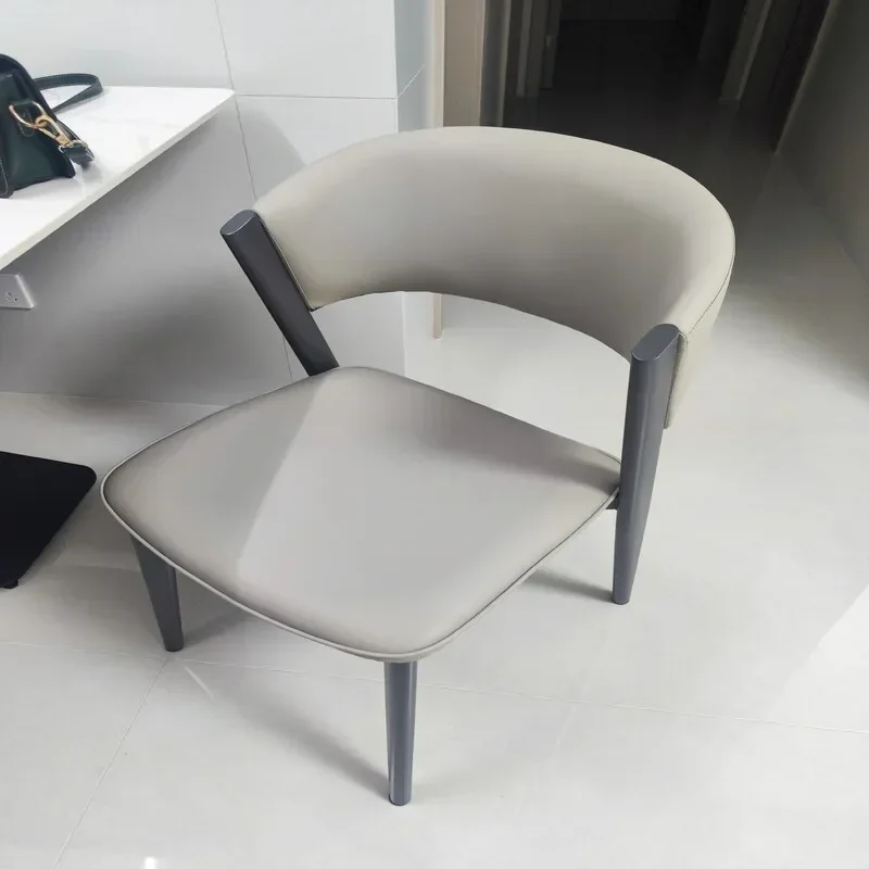 Chaise de salle à manger italienne personnalisée avec dossier semi-périphérie, cadre en métal, vanité moderne, design simple