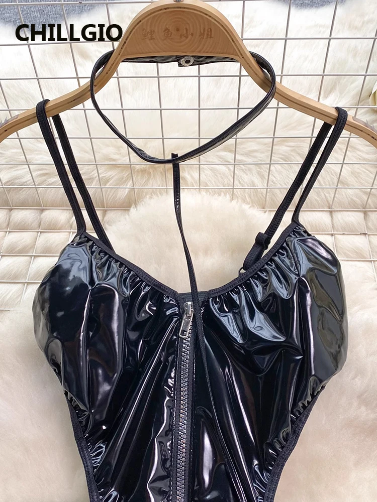 CHILLGIO kadınlar seksi PU fermuar tulumlar Halter moda erotik Strappy Bodysuits Backless tek parça kombinasyonu Bodycon tulum