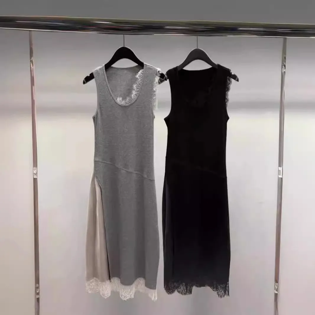 

Нежная и пикантная юбка с круглым вырезом, кружевной отделкой и открытой талией, из хлопкового материала, без рукавов.