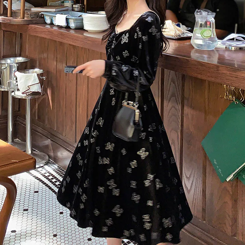 

Черная бархатная юбка миди с квадратным вырезом, облегающая, в стиле Хепберн, корейская версия, для повседневной носки, с длинными рукавами, от Dr. Yang Xiaolian