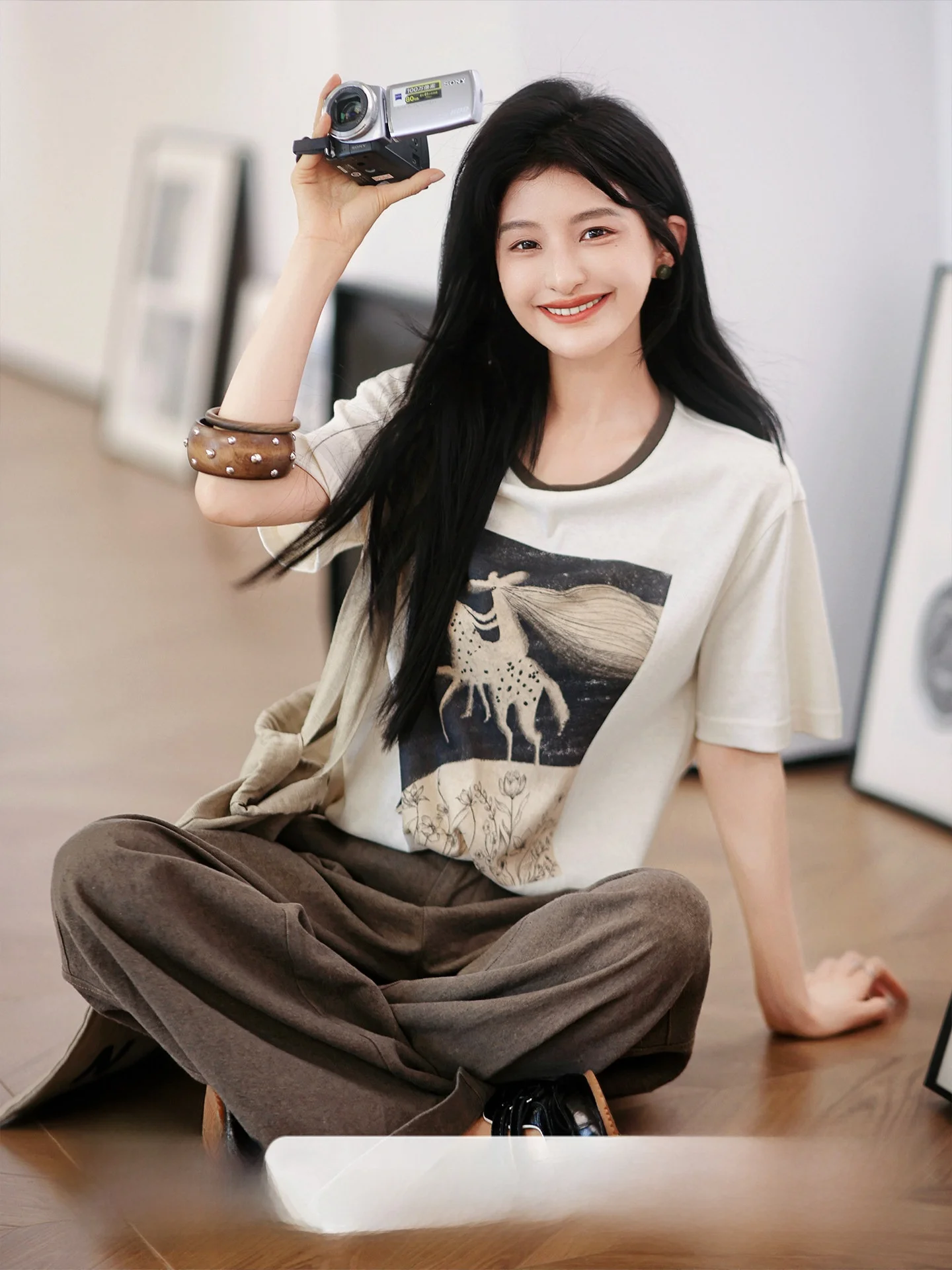 

Футболка женская в винтажном стиле с круглым вырезом, из комфортного хлопка, с эффектом потертости, с цветочным принтом, контрастными вставками, свободного кроя