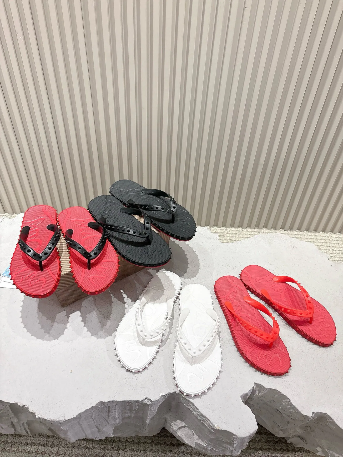 new-men-beach-flip-flops-outdoor-casual-couple-summer-slippers-sandals-shoes-red-sole-rivet-non-slip-flat-low-heel-toe-separator