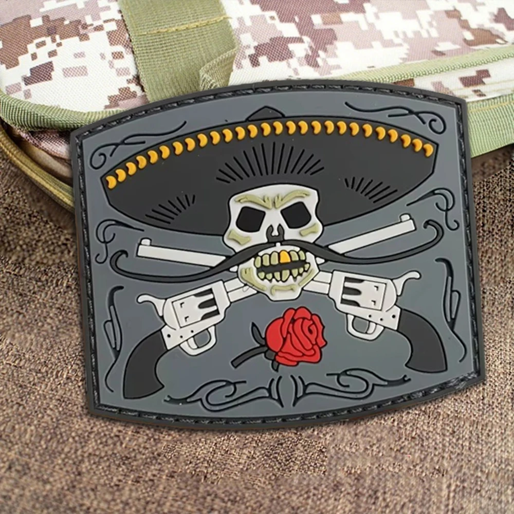 Double Gun Rose Cowboy Totenkopf Taktischer Aufnäher Lustiges Klettverschluss-PVC-Emblem Militärische Moralabzeichen Kampfarmband Rucksackaufkleber