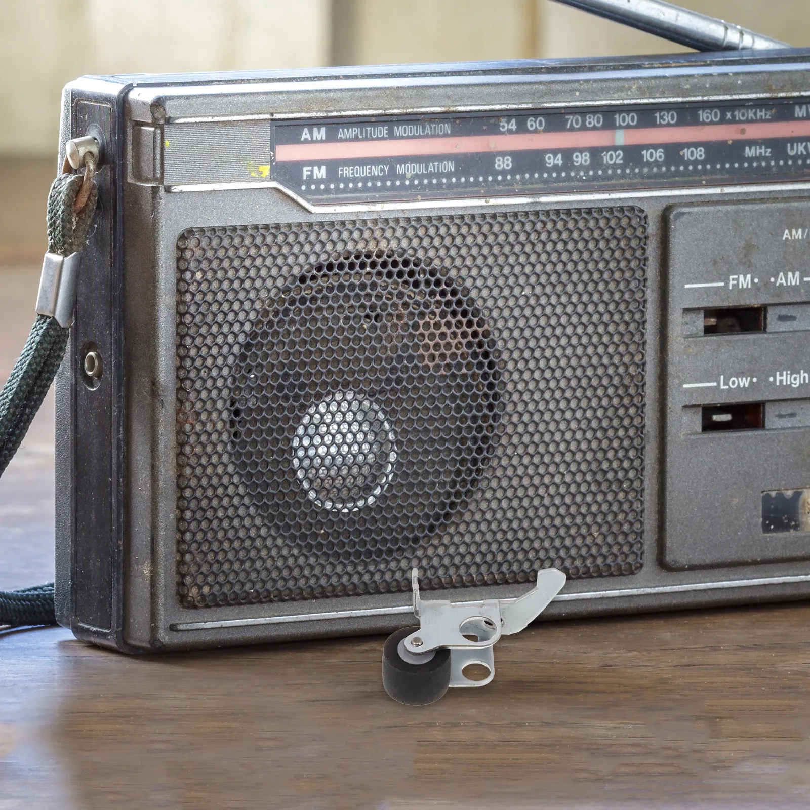 

4Pcs Pinch Roller Bearing Wheels Iron Frame Replacement for Cassette Audio Tape Recorder Repair Maintenance