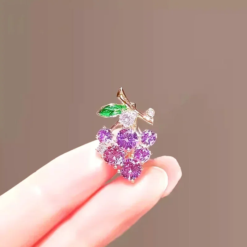 New Fruit Grape Purple Brooch Pin Women Temperament Fruit Lapel Pins Female Coat Corsage Badge Fashion Jewelry Gifts