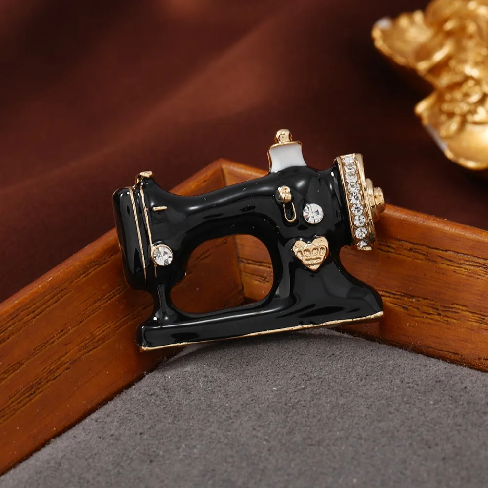 Vintage Sewing Machine Brooch Alloy Inlaid Rhinestone Collar Pins Women Backpack Decorative Jewelry Office Leisure Party Gift