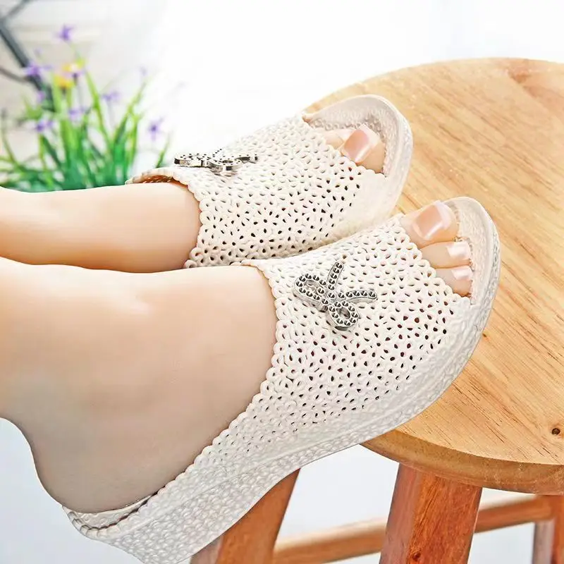 2024 New Women\'s Summer One Word Hollow Wedges Slippers Thick Sole Non Slip Anti Odor Home Slipper Outdoor Elevator Slipper