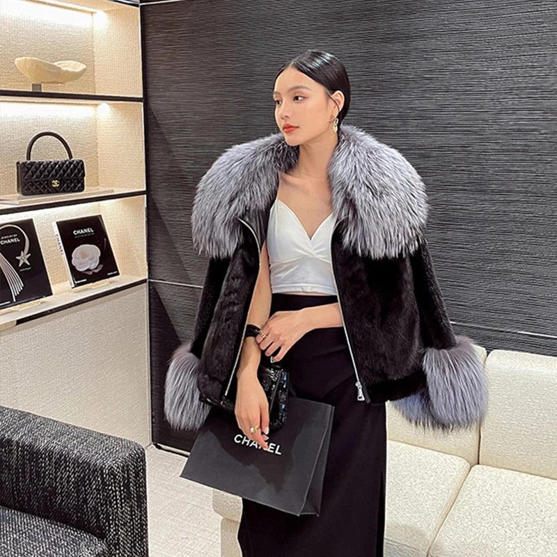 Futro z naturalnego futra norek Ftangaiur Winter Import, fioletowe, standardowe, aksamitne, z krótkim, luźnym krojem i kołnierzem z futra lisa.