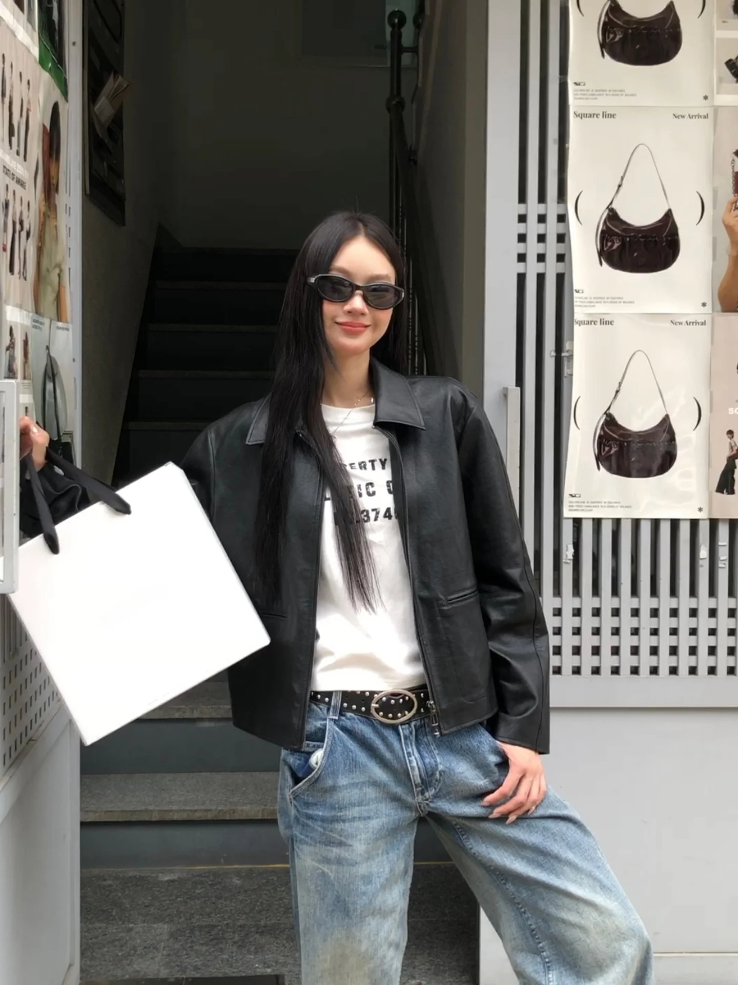 جاكيت جلد أسود للنساء بأسلوب بانك فريد وجميل ذو إحساس راقي مناسب للتنقل اليومي مع سحاب وأكمام طويلة من الجلد الصناعي