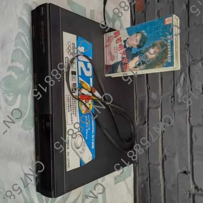 

Подходит для оригинального старого видеорегистратора J27J25, кассетного плеєра в стиле ретро, видеоленты формата VHS.