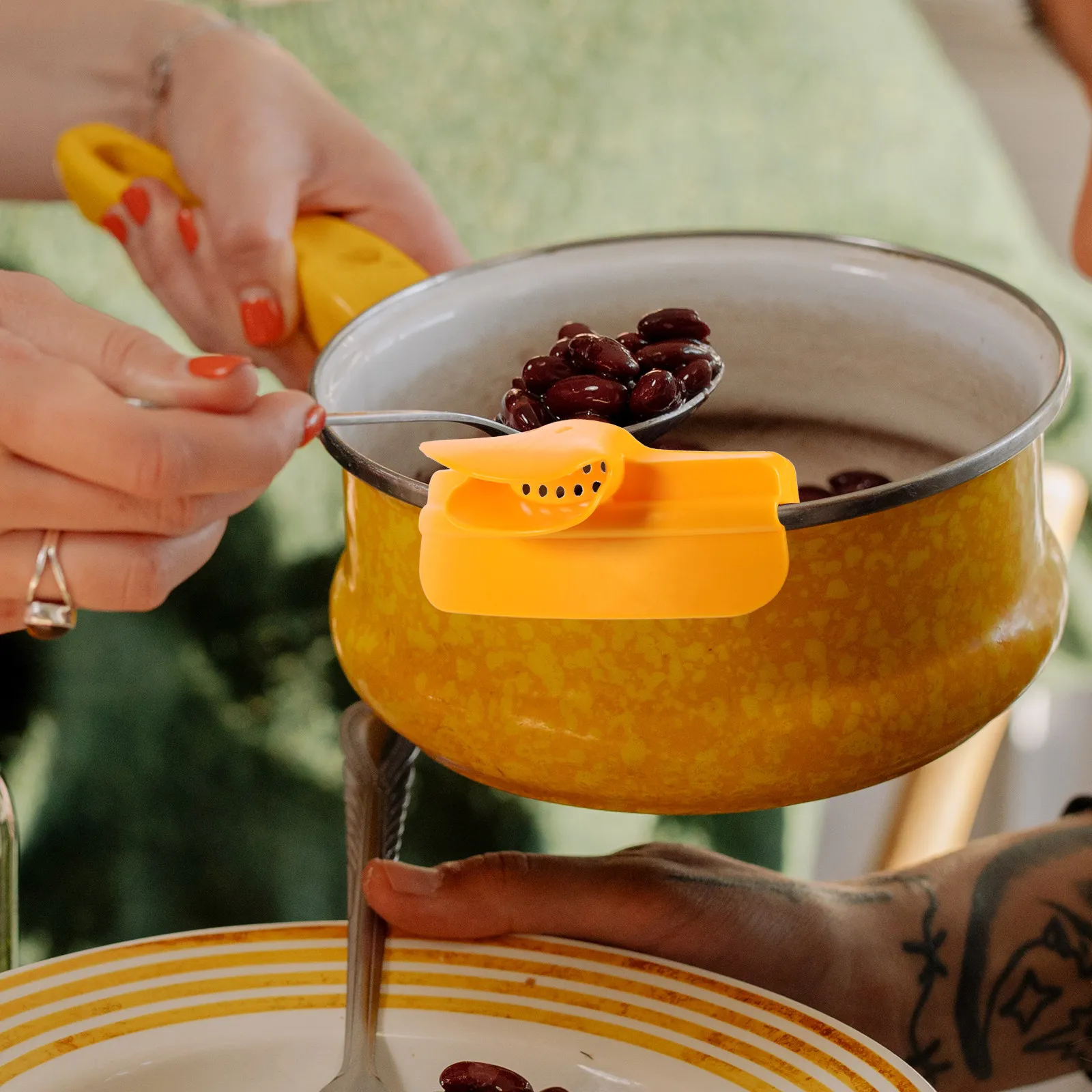 

Pot Spill-Proof Silicone Pour Soup Funnel Duckbill Design Edge Deflector Clip-on Easy Pour Kitchen Gadget Reusable Soup Draining