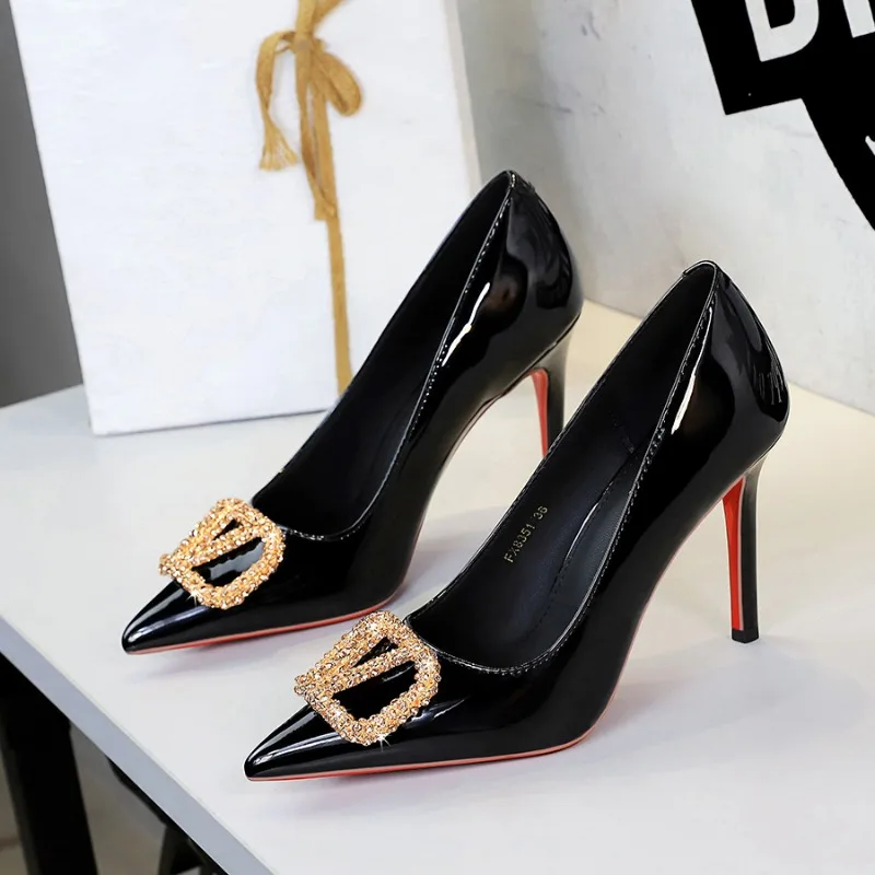 الفرنسية عالية الكعب المرأة الفم الضحلة الأزياء تنوعا حجر الراين مشبك معدني كعب رقيقة وأشار براءات الاختراع والجلود الأحذية