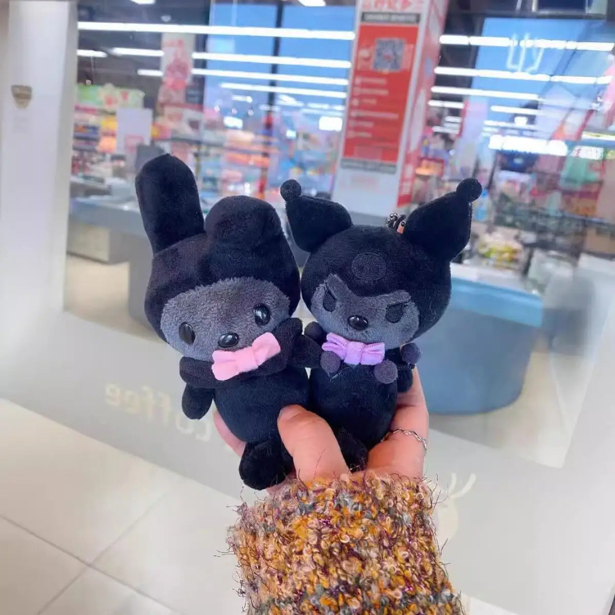 

Sanrio Hello Kitty Melody Black Skin Pink Bow Sitting Posture Kt Ins Wind Pp Cotton Filling Plush Toy Backpack Pendant Keychain