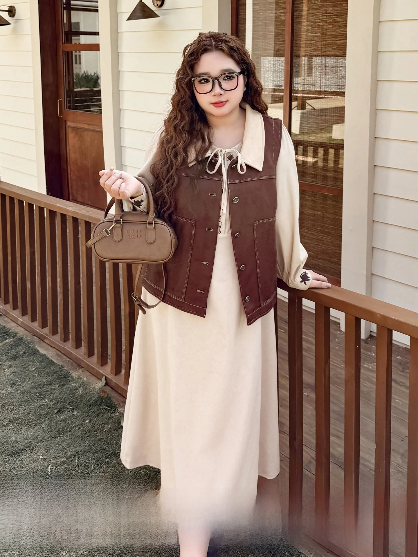 

Ретро-комплект: платье из замши с длинными рукавами и юбка А-силуэта с высокой талией для полных женщин. Модный весенний наряд для плюс-сайз.