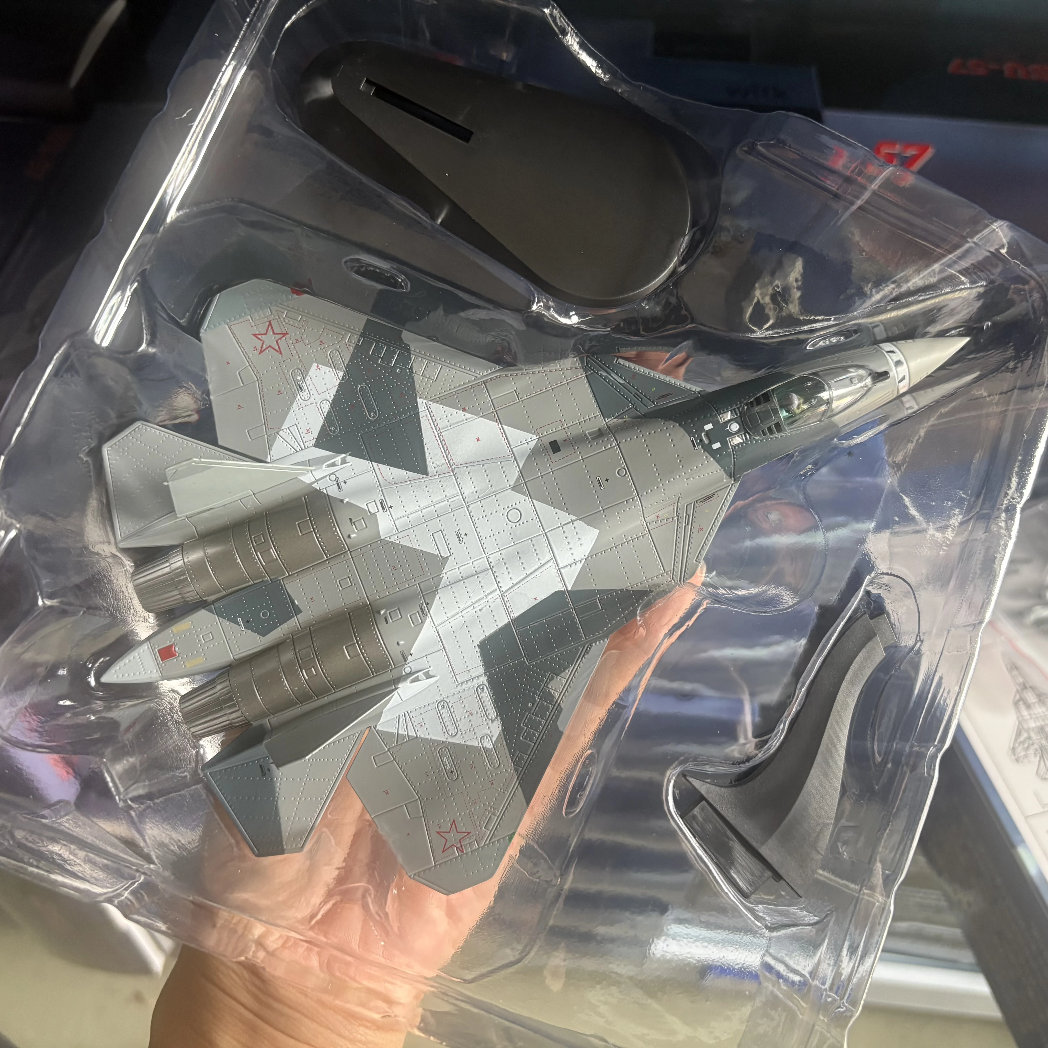 1/100 Maßstab Russische Luftwaffe SU57 Stealth-Kampfjet-Modell SU-57 Metall-Flugzeugmodell Geschenk Ausstellungsstück Sammlerstück Dekoration